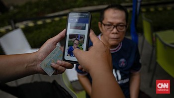 FOTO: Antrean Lansia Membuat Kartu JakMob