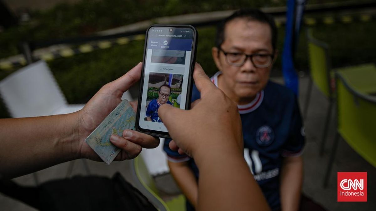 FOTO: Antrean Lansia Membuat Kartu JakMob