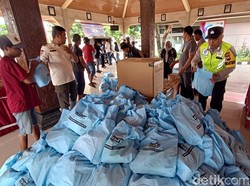 Wapres Gibran Salurkan Bantuan untuk Korban Bencana Cilacap