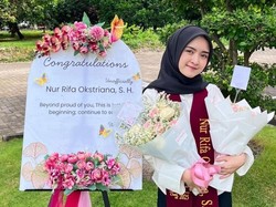 Cerita Rifa Jadi Lulusan Terbaik FH Unesa, Skripsi Bahas Gaji Dosen PTS