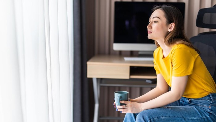 Orang cerdas tidak pernah mengeluh tentang kesalahan yang pernah mereka buat di masa lalu. Mereka mengakui kesalahan yang pernah mereka lakukan, tetapi mereka tidak mendefinisikan siapa mereka sekarang berdasarkan kesalahan tersebut.