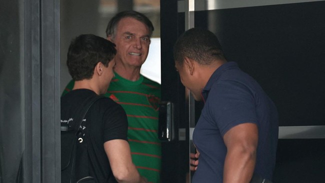 Bolsonaro ditahan setelah diduga merusak gelang pemantau untuk kabur dari tahanan rumah, sementara putranya membantah tuduhan itu.