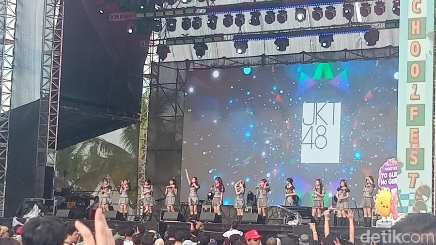 JKT48 saat tampil di Highschool Fest 2025&period;