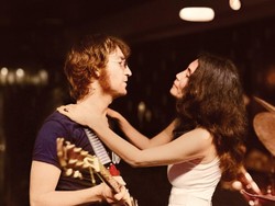 Putra Bela Potret 'Bed In' John Lennon & Yoko Ono Bareng ART dari Tuduhan Ironis