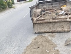 Pemkot Medan Tutup Lubang Besar di Jalan Karya Bakti