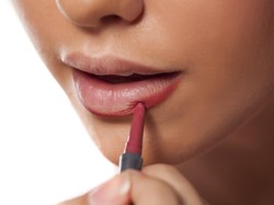 Video Pretty Little Hacks: Agar Bibir Lebih Berdimensi