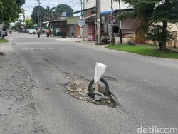 Lapor Pak Wali, Ada Lubang Besar di Jalan Karya Bakti Medan Bahayakan Pengendara