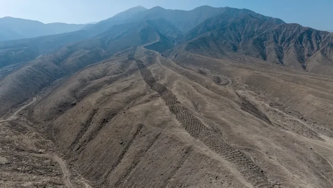 Para arkeolog akhirnya menemukan petunjuk tentang ribuan lubang misterius yang membentang di Lembah Pisco, kawasan Pegunungan Andes, Peru.