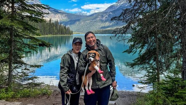 Pasangan Singapura tinggalkan pekerjaan dan keliling Eropa selama dua tahun bersama anjing mereka setelah menabung selama satu dekade.
