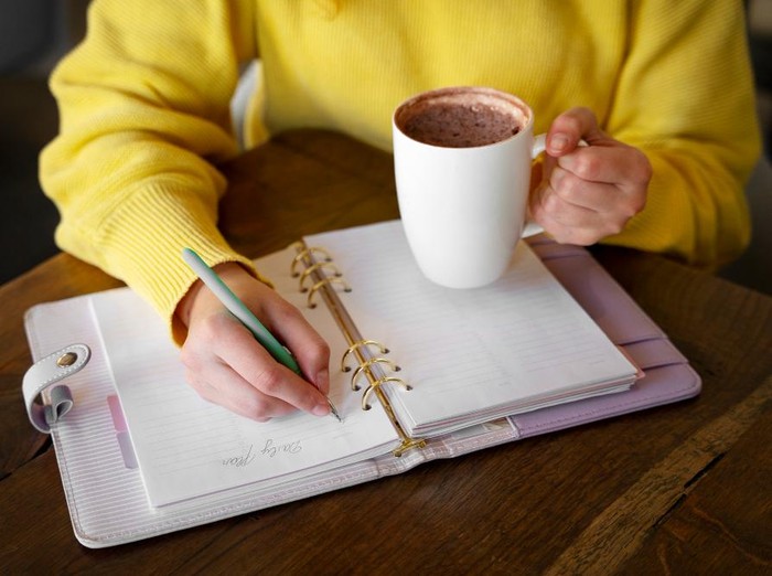 Journaling membantu melepas beban pikiran, meredakan stres, dan membuatmu lebih mengenal diri. Cara healing sederhana yang efeknya besar tanpa biaya.