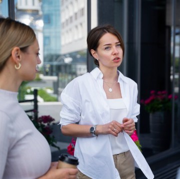 Paling Ramah! Inilah 4 Zodiak yang Sering Dapat Teman Baru Saat Antre