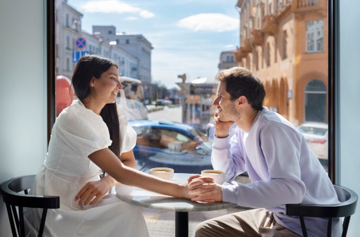 Aquarius dan Sagitarius berbagi visi hidup yang bebas dan progresif. Keduanya cocok karena sama-sama berpikiran terbuka dan mencintai kebebasan./ Foto: freepik.com