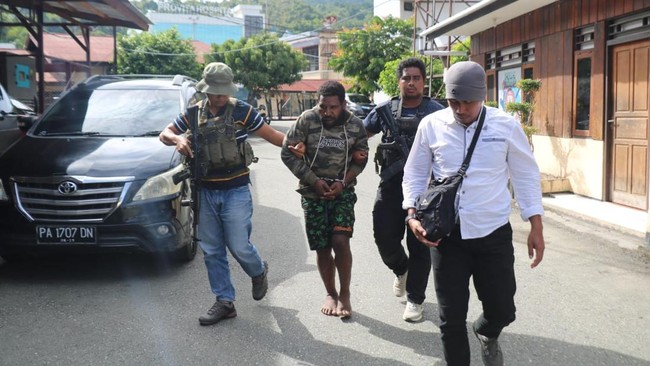 Satgas Operasi Damai Cartenz menangkap Maam Taplo, anggota KKB, di Keerom. Penangkapan ini penting untuk keadilan korban kekerasan di Kiwirok.