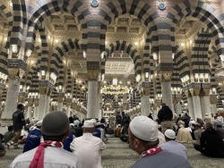 Suasana Teduh Salat Subuh di Masjid Nabawi