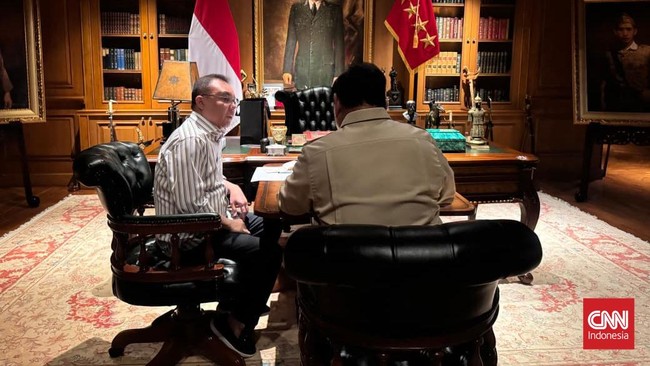 Sekretaris Kabinet Letkol Teddy Indra Wijaya menyebut dalam pertemuan itu Dasco menyerahkan sejumlah dokumen penting kepada Presiden.