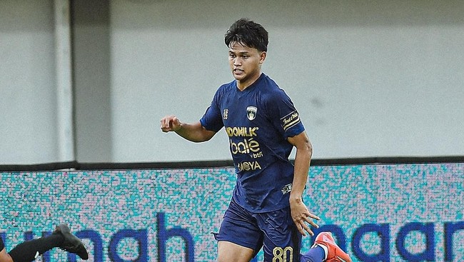 Hokky Caraka berhasil mencuri perhatian dengan gol salto yang dicetaknya saat Persita Tangerang mengalahkan Persik Kediri 3-0 pada pekan ke-15 Super League.
