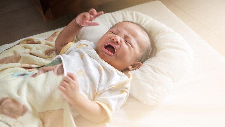 5 Alasan Bayi Langsung Menangis saat Ditaruh di Tempat Tidur