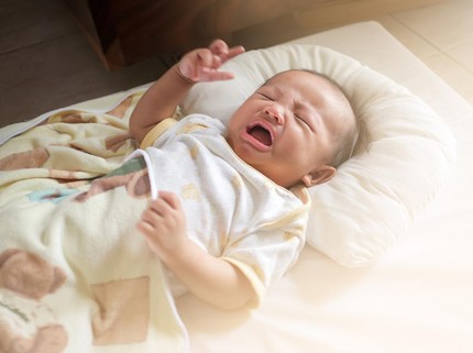 5 Alasan Bayi Langsung Menangis saat Ditaruh di Tempat Tidur
