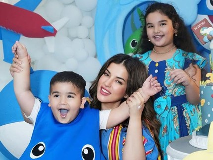 5 Momen Ultah ke-3 Isa Anak Tasya Farasya Bertema Baby Shark, Kostumnya Bikin Gemas