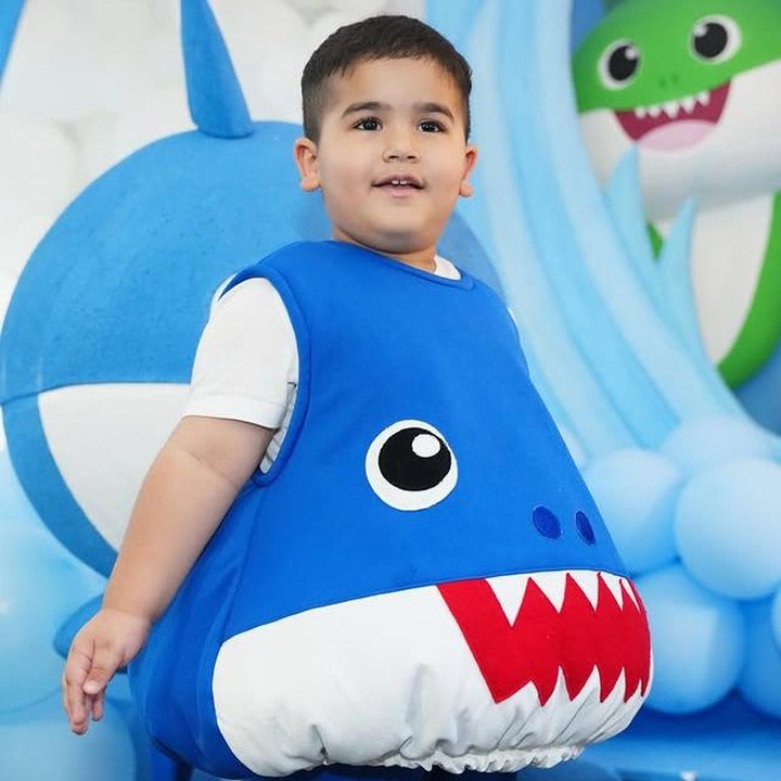 <p>Di hari ulang tahunnya, Isa terlihat mengenakan kostum hiu karakter dari <em>Baby Shark</em>. Kostum itu lengkap dengan detail siripnya yang menonjol dan sukses membuat netizen gemas melihatnya, Bunda. (Foto: Instagram @tasyafarasya)</p>