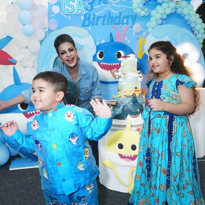<p>Perayaan ulang tahun Isa semakin meriah dengan kehadiran sang kakak, Maryam Eliza Khair alias Ayang. Ia tampil cantik mengenakan <em>dress</em> berwarna biru yang senada dengan tema acara, Bunda. Tak hanya itu, neneknya, Alawiyah Alatas, juga tampak bahagia merayakan momen spesial sang cucu. (Foto: Instagram @tasyafarasya)</p>