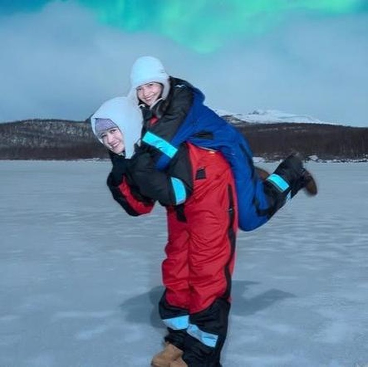 <p>Momen liburan mereka baru-baru ini dibagikan kembali melalui Instagram Enzy, Bunda. Dalam potret terbarunya, keduanya terlihat menyaksikan aurora cantik yang menghiasi langit Norwegia. (Foto: Instagram @enzystoria)</p>