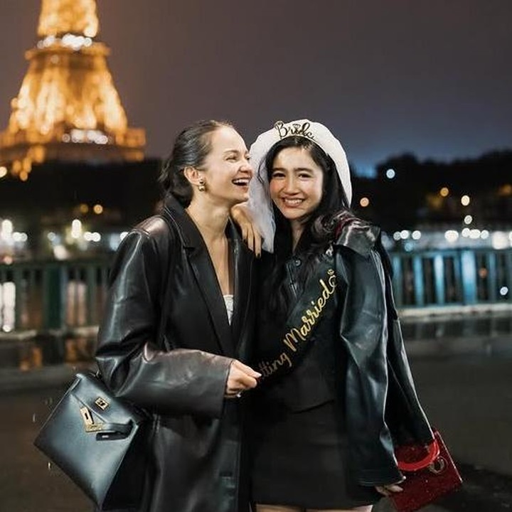 <p>Banyak artis Tanah Air yang persahabatannya langgeng hingga lebih dari 10 tahun, Bunda. Salah satunya, Enzy Storia dan Febby Rastanty, yang kerap menghabiskan waktunya bersama. Meski memiliki kesibukan masing-masing, mereka tetap menyempatkan <em>quality time</em> dengan liburan ke luar negeri. (Foto: Instagram @enzystoria)</p>