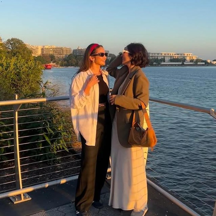 <p>Dalam <em>caption</em>-nya di Instagram, Enzy menceritakan bahwa selama 10 tahun terakhir persahabatan mereka, mereka perlahan-lahan berusaha untuk mewujudkan mimpi tersebut, Bunda. "10 tahun terakhir pelan pelan kita wujudin mimpi kita sama sama, aku percaya persahabatan itu harus diusahakan dan Febby ngebuktiin itu. Terus intilin aku ya kemanapun aku pergi ebiii HAHA hal hal yang kayanya ga mungkin jadi mungkin kalo sama kamu. Sayang sekaliii sama <em>@febbyrastanty</em>! Jadi <em>next</em> kita kemana lagiiii," tulis Enzy lewat Instagramnya. (Foto: Instagram @enzystoria)</p>