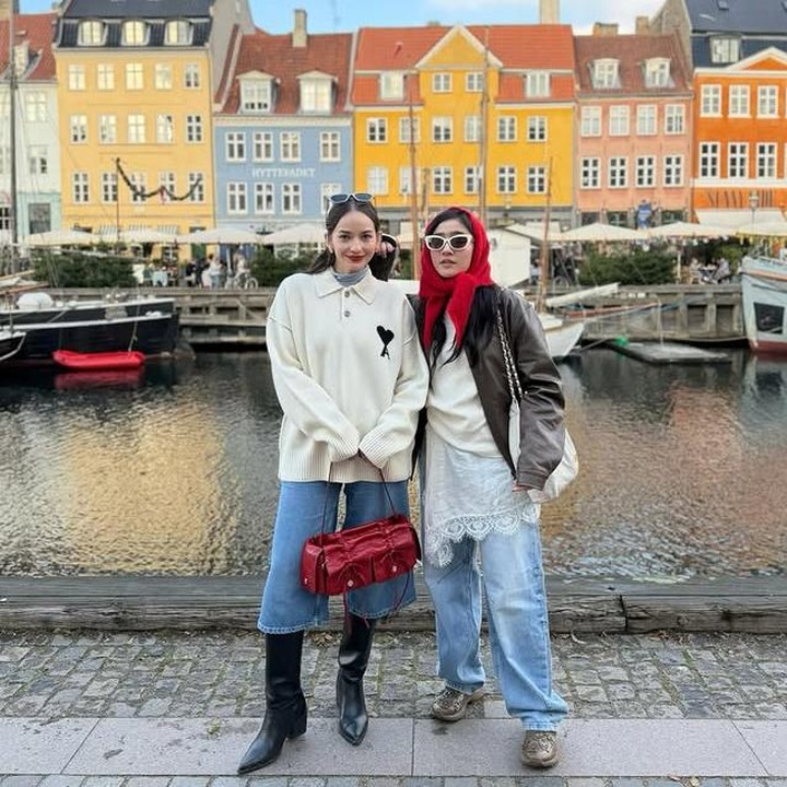 <p>Dalam potret lainnya, Enzy dan Febby pernah mengunjungi indahnya kota Kopenhagen yang berada di Denmark. Keduanya terlihat kompak berpose di depan bangunan tua yang unik, Bunda. (Foto: Instagram @enzystoria)</p>