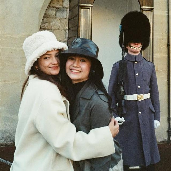 <p>Meski sama-sama berkarier di industri hiburan, persahabatan Enzy dan Febby tak menjadi penghalang, Bunda. Melihat unggahan ini, Febby pun memberikan tanggapan manis untuk sahabatnya. "Manis amaaat deh aku terharu bgt liatnya. Makasih ya udah ajak &amp; biarin aku intilin km terus hahahaha bersyukur bisa punya km dalam hidup!!! Semoga Allah selalu jaga persahabatan kita ya kakak.<em> Love you</em> <em>5ever</em>!" kata Febby Rastanty. (Foto: Instagram @enzystoria)</p>