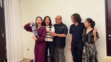 Berita Viral Selebriti dari InsertLive : 7 Momen Maia Estianty Sibuk dengan Kamera Saat Alyssa Daguise Umumkan Hamil