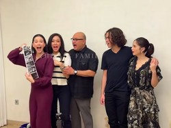 7 Momen Maia Estianty Sibuk dengan Kamera Saat Alyssa Daguise Umumkan Hamil