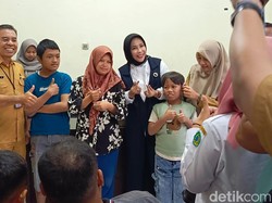 Wabup Mimik Beri Alat Bantu Dengar untuk 27 Anak Tunarungu di Sidoarjo