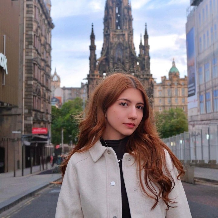 <p>Artis Cassandra Lee memiliki darah keturunan Inggris dari ayahnya Michael Robert Lee. Belum lama ini, Cassandra pulang kampung ke Inggris, Bunda. Selama di Inggris, Cassandra mengunjungi beberapa tempat wisatta populer. (Foto: Instagram @cassandraslee)</p>