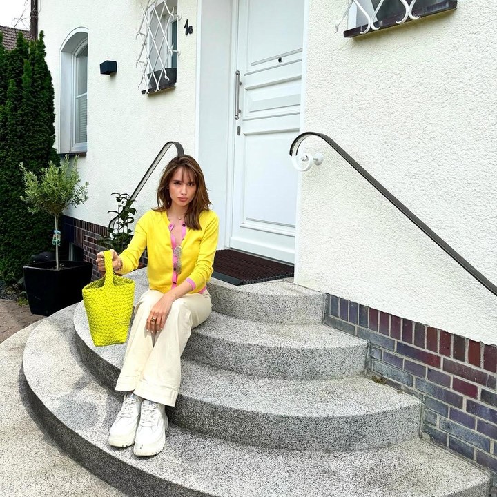 <p>Ayah aktris Cinta Laura, Michael Kiehl, adalah orang asli Jerman. Tak heran bila Cinta sering pulang kampung ke Jerman untuk mengunjung keluarga di sana. Pada bulan Mei lalu, Cinta bersama kedua orang tuanya pulang kampung ke Quakenbruck di Jerman. Selain menikmati waktu bersama keluarga, Cinta juga menyempatkan diri untuk mengunjungi makam kakek neneknya di sana. (Foto: Instagram @claurakiehl)</p>