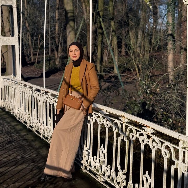 <p>Pada awal Januari tahun ini, artis Irish Bella memutuskan untuk pulang kampung ke Belgia bersama adiknya Sean Ivan. Irish terbang ke Belgia untuk mengunjungi mendiang sang ayah yang saat itu tengah sakit. Selama di Belgia, Irish mengunjungi banyak tempat ditemani oleh keluarganya di sana. (Foto: Instagram @_irishbella_)</p>