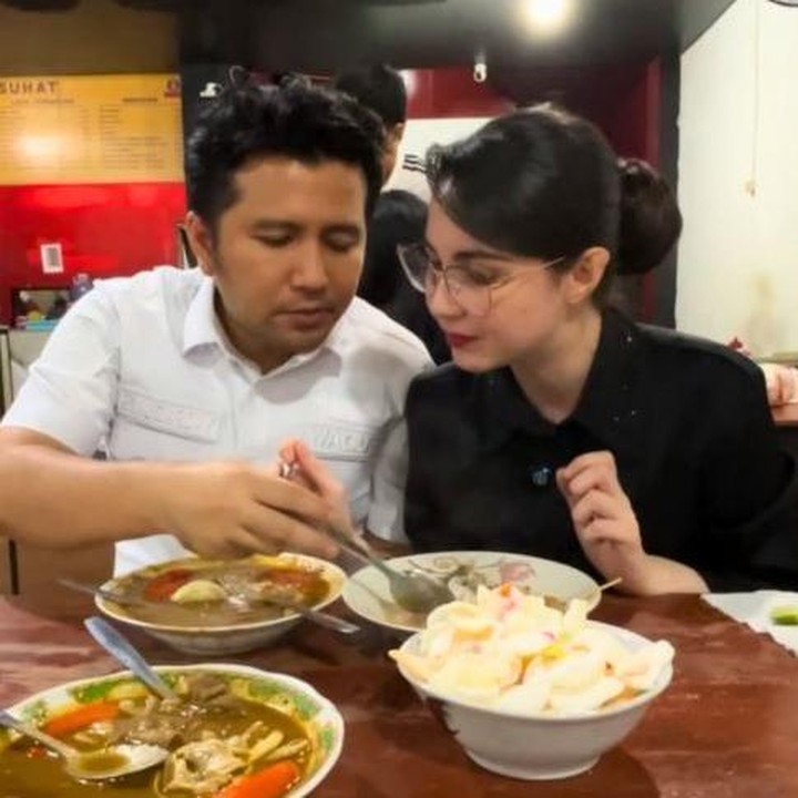 <p>Baru-baru ini, Arumi membuat konten video romantis bersama suaminya. Dalam konten ini, Arumi menyebut sang suami seperti aplikasi Google hingga kalkulator yang selalu siap sedia membantunya. "Kenapa dia sepenting itu di hidupmu? Karena pak suami adalah duniaku. <em>my favorite person mas</em> @emildardak," demikian isi unggahan dan <em>caption</em> di video. (Foto: Instagram @arumibachsin_94)</p>