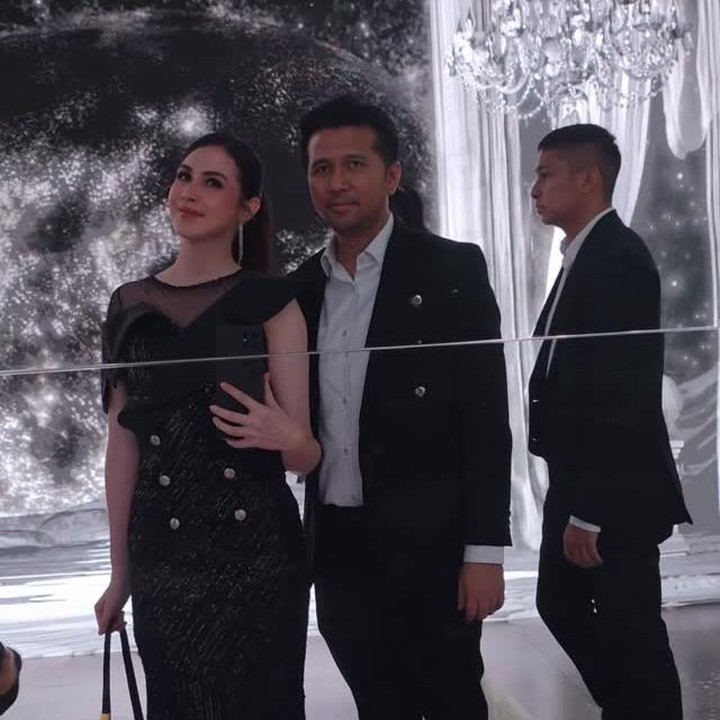 <p>Aktris Arumi Bachsin resmi menikah dengan politisi Emil Dardak pada 30 Agustus 2013. Pernikahan Arumi dan Emil terasa semakin lengkap dengan kehadiran tiga anak, Lakeisha Ariestia, Alkeinan Mahsyir, dan Kalendra. Saat ini, Arumi sedang disibukkan dengan peran barunya sebagai ibu pejabat. Sang suami saat ini menjabat sebagai Wakil Gubernur Jawa Timur, Bunda. (Foto: Instagram @arumibachsin_94)</p>