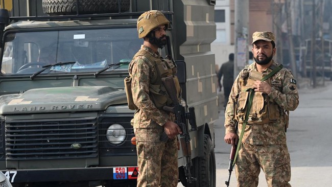 Sebuah aksi bom bunuh diri menewaskan tiga anggota polisi Pakistan pada Senin (24/11) di kantor markas pasukan penjaga perbatasan di Peshawar, Pakistan.
