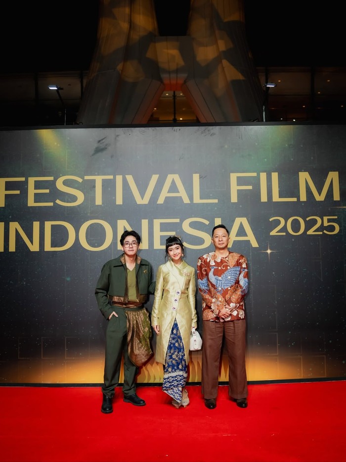 Chicco Kurniawan, Freya JKT48, Ringgo Agus Rahman juga kompak mengenakan wastra, Beauties. Draping kain batik jadi aksen memikat pada setelan hijau yang dipakai Chicco, sedangkan Freya memilih kebaya labuh modern yang disandingkan jarik biru. Sementara kemeja batik dari Iwan Tirta dikenakan Ringgo/ Foto: instagram.com/chiccokurniawan