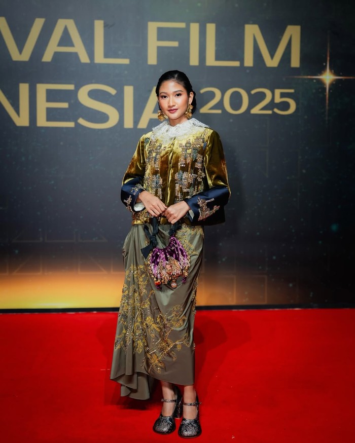 Claresta Taufan mengenakan kreasi dari Biyan koleksi Spring/Summer 2026 dengan detail memesona. Perpaduan antara tekstur, bordiran embellishment yang delicate, serta rok dengan drapery lembut berhias sulaman rona emas menguatkan kesan elegan nan mewah/ Foto: instagram.com/clarestaufan