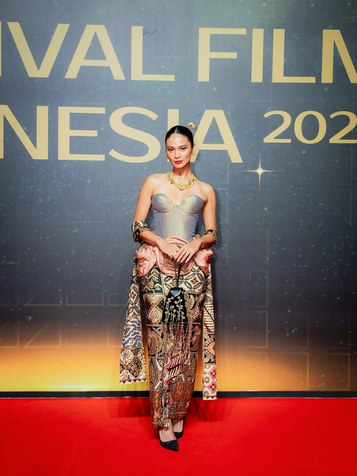 Hana Malasan juga mengenakan busana rancangan An'Soe, Beauties. Bustier perak tampak makin megah dengan padanan jarik batik serta aksen kelopak bunga mawar yang mengelilingi pinggang. Penampilannya turut disempurnakan perhiasan dari Tulola/ Foto: instagram.com/hanamalasan