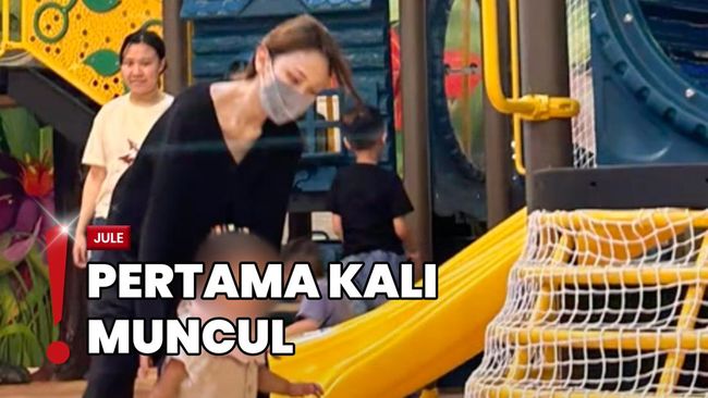 Tak Lagi Pakai Hijab, Julia Prastini Kepergok Main Bareng Anak di Mal