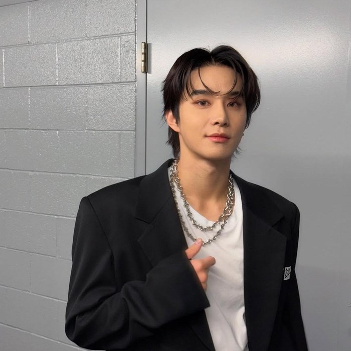 Sebelumnya, Taeyong, Ten, Jaehyun, Doyoung, Yuta, Mark, Haechan, dan Chenle telah lebih dulu merilis lagu solo yang menerima banyak cinta dari para penggemar. Jadi, Jungwoo adalah member NCT kesembilan yang memutuskan untuk debut solo.