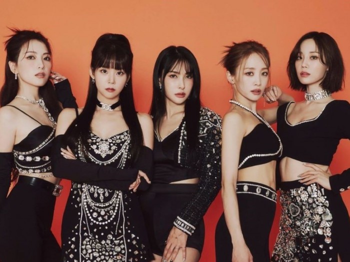 KARA, girl group K-Pop yang debut pada 2007 ini, menjadi salah satu grup K-Pop populer yang eksis di akhir tahun 2000-an dan awal tahun 2010-an. Populer dengan lagu “Honey” di tahun 2009, KARA terus merangkak naik dan memenangkan penghargaan lagu populer.