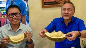Nikmati Durian di Pontianak, Zulhas Sebut Jadi Buah Nasional
