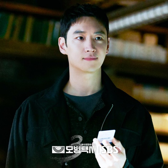 Lee Je Hoon menceritakan pemikirannya tentang Taxi Driver 3, termasuk pertemuannya kembali bersama Rainbow Taxi, kerja samanya dengan sutradara, dan pendekatannya dalam memerankan Kim Do Gi dalam musim ketiga ini.