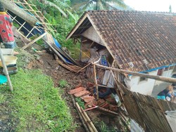 Hujan Lebat Picu Longsor, Satu Rumah di Tasikmalaya Rusak Berat