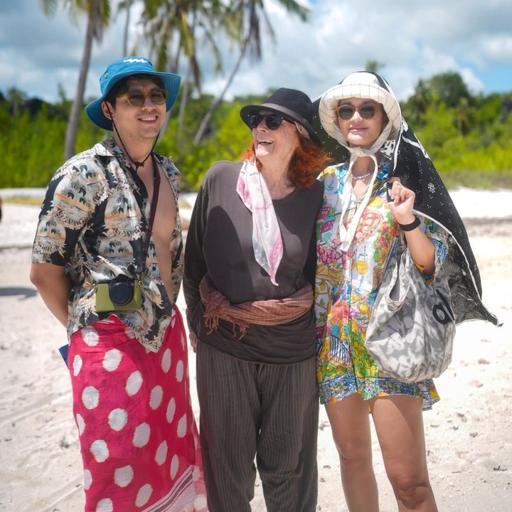 <p>Artis Luna Maya merupakan keturunan blasteran, di mana sang Bunda berasal dari Austria dan mendiang ayahnya adalah orang asli Indonesia. Sudah lama menetap di Indonesia, ibunda Luna ternyata memiliki hunian di Pulau Rote, Nusa Tenggara Timur. (Foto: Youtube @LunaMayaChannel)</p>