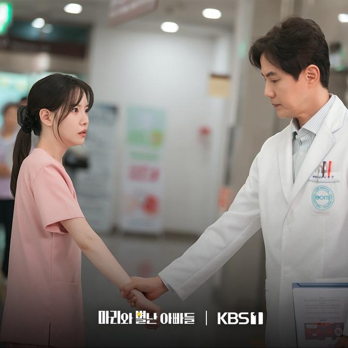 Serial drama Marie and Her Three Daddies bercerita tentang sosok Kang Marie (Ha Seung Ri) yang ingin mencari sosok ayahnya.